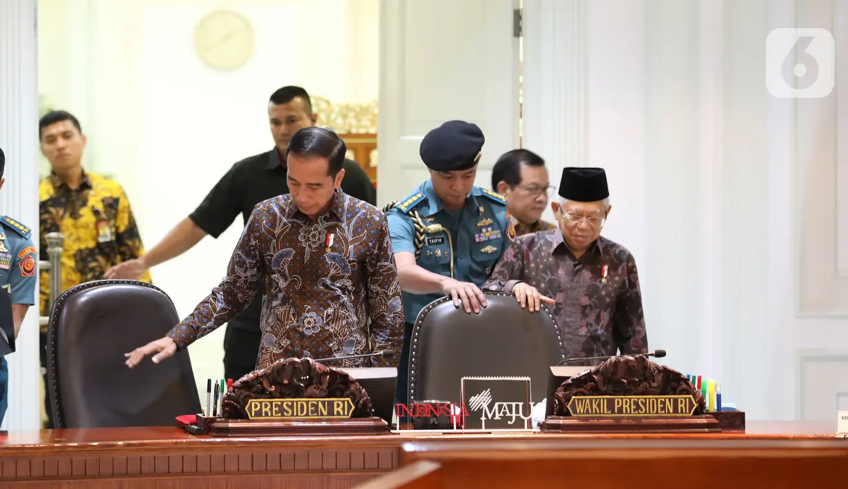 Presiden Joko Widodo dan Wakil Presiden Ma'ruf Amin bersiap memimpin rapat terbatas penanganan kekerasan terhadap anak di Kantor Presiden, Kamis (9/1/2020). Jokowi meminta jajarannya memprioritaskan pada aksi pencegahan yang melibatkan keluarga sekolah serta masyarakat. (Liputan6.com/Angga Yuniar)