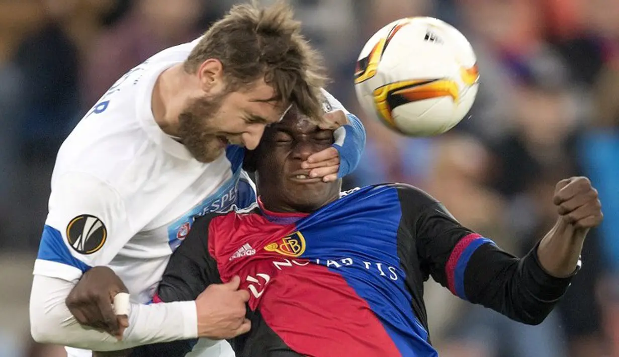Pemain KKS Lech Poznan Tamas Kadar (kiri) berebut bola dengan pemain Basel Breel Embolo pada laga UEFA Europa League grup I di Stadion St Jakob Park, Basel, Jumat (2/10/2015). AFP Photo / Fabrice Coffrini