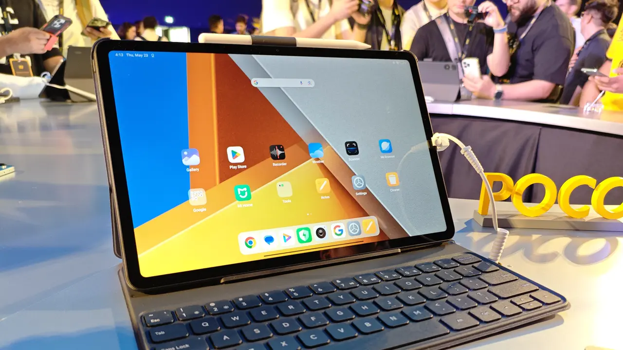 Poco Pad memiliki layar 12,1 inci dengan refresh rate 120Hz dan resolusi 2.5K yang mulus dan jernih, kombinasi langka di segmen tablet