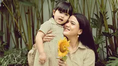 Pesona Alice Norin di usianya yang kini sudah kepala tiga tidak pernah luntur. Aktris yang mengawali kariernya melalui dunia modelin sejak usia 13 tahun ini sampai saat ini masih aktif dalam dunia hiburan, apalagi di layar kaca. (Liputan6.com/IG/@alicenorin)