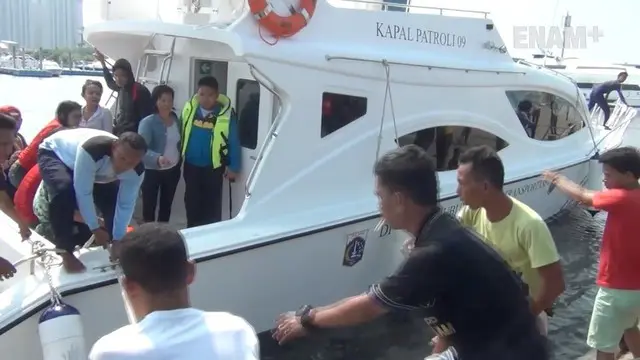 Empat orang meninggal akibat terbakarnya Kapal wisata di kepulauan seribu, Kapal tersebut diketahui hendak bertolak ke Pulau Tidung
