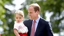 Pangeran William tampak menggendong Pangeran George usai upacara pembaptisan Putri Charlotte di Gereja St. Mary Magdalene, Sandringham, Inggris, Minggu (5/7/2015). (REUTERS/Chris Jackson/Pool)