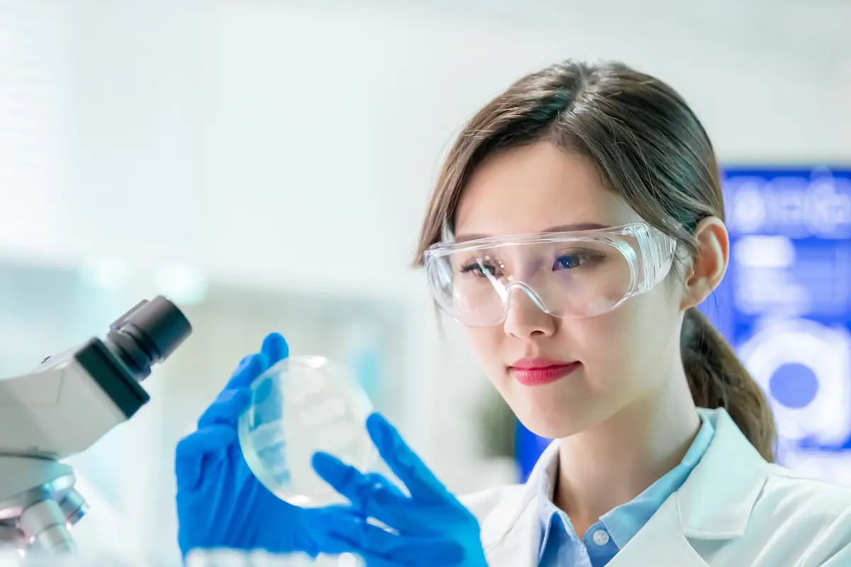 peneliti di laboratorium
