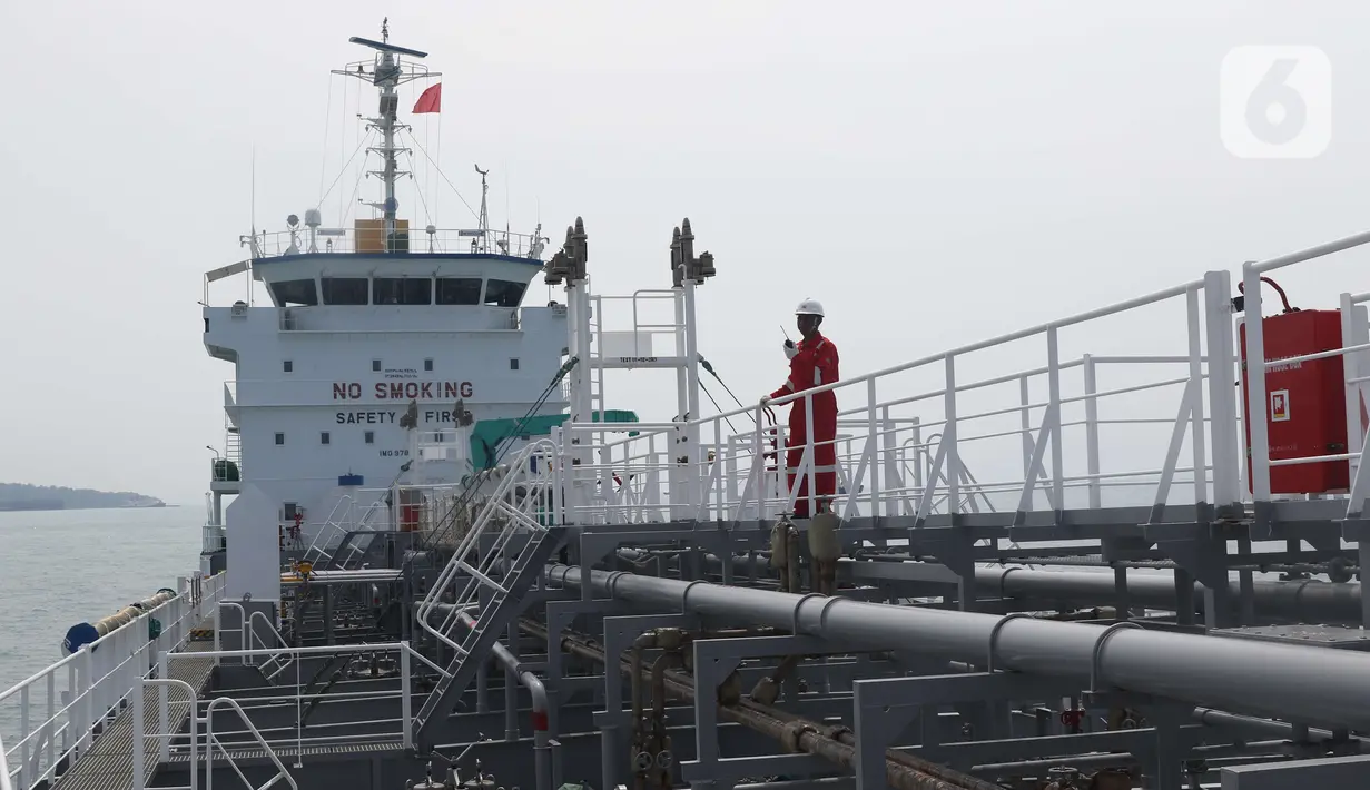 Petugas mengecek kesiapan kapal chemical tanker MT Sinar Morotai milik Samudera Indonesia di perairan Merak Banten, Kamis (5/12/2019). Salah satu armada berjenis chemical tanker ini bermuatan 4.500 KL untuk memenuhi asas cabotage dan transportasi logistik di Indonesia. (Liputan6.com/Angga Yuniar)