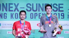 Pemain Hong Kong, Lee Cheuk Yiu (kanan), dan pemain Indonesia, Anthony Sinisuka Ginting, di podium Hong Kong Terbuka 2019, di Hong Kong Coliseum, Minggu (17/11/2019). (PBSI)