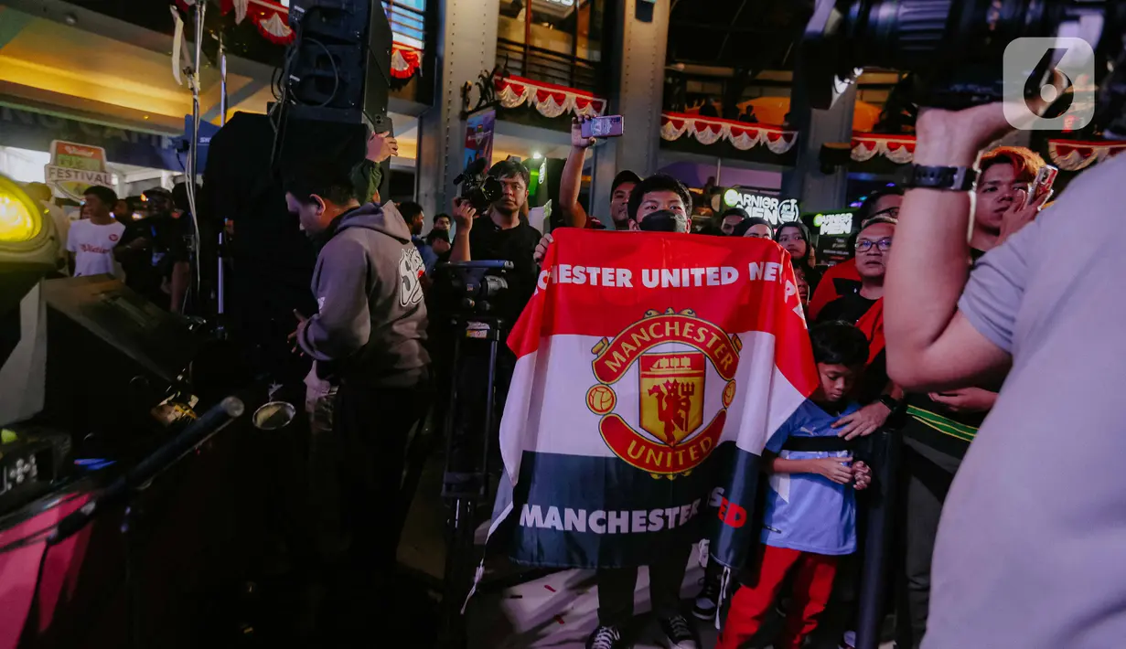 Kehadiran Schmeichel membuah heboh dan histeris fans. Mereka langsung menyanyikan yel-yel khas Manchester United dan chant untuk Peter Schmeichel.   (Liputan6.com/Faizal Fanani)