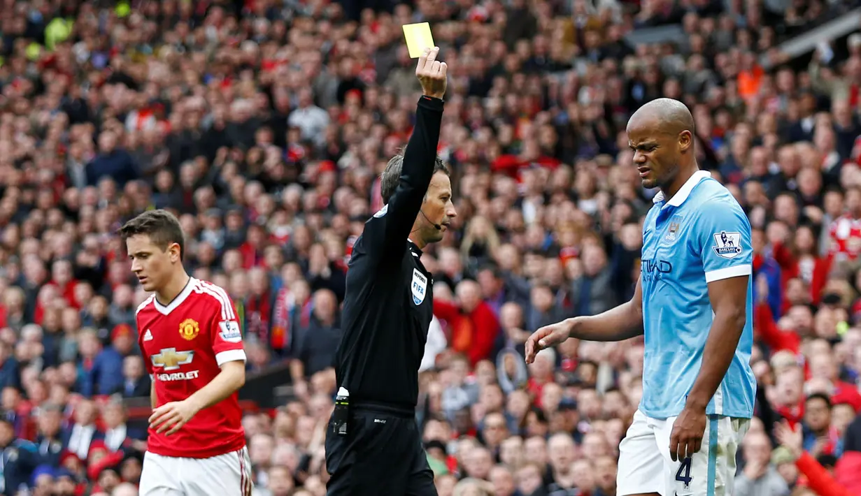 Ekspresi pemain Manchester City, Vincent Kompany, setelah mendapat kartu kuning dari wasit dalam lanjutan Liga Premier Inggris di Stadion Old Trafford, Inggris, Minggu (25/10/2015). (Reuters/Eddie Keogh)