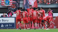 Para pemain Persija Jakarta merayakan gol yang dicetak oleh Abdulla Yusuf Helal ke gawang PSM Makassar pada laga pekan ke-20 BRI Liga 1 2022/2023 di Stadion Patriot Candrabhaga, Bekasi, Rabu (25/1/2023). Persija menang dengan skor 4-2. (Bola.com/M Iqbal Ichsan)