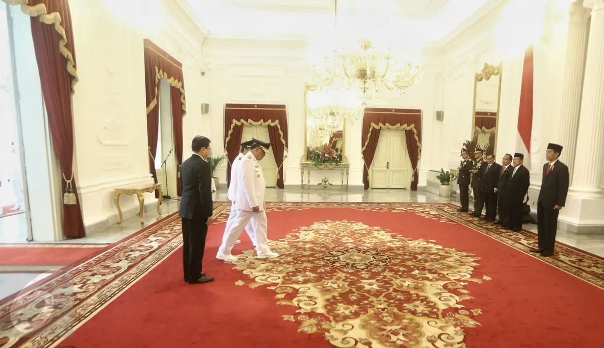 Presiden Joko Widodo saat acara pelantikan 7 gubernur beserta wakil gubernur di Istana Merdeka, Jakarta, (12/2).  Sebanyak 7 gubernur dan wakil gubernur hasil Pilkada serentak 9 Desember 2015 lalu akan dilantik oleh Presiden (Liputan6.com/Faizal Fanani)