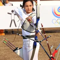 Chelsea Islan saat syuting film '3 Srikandi'di kawasan Buperta, Cibubur, Jakarta Timur, 24/7/2015. Peran yang dimainkan olehnya ialah Lilis Handayani, atlet panahan Indonesia. (Galih W. Satria/Bintang.com)