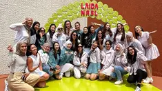 Dalam rangka peluncuran produk barunya, Nagita Slavina mengundang sejumlah teman artisnya untuk ikut merayakan acara spesial tersebut. Mereka yang datang pun tampil sporty mengenakan baju tenis launchingan terbaru dari Nagita Slavina. (Liputan6.com/IG/@tya_ariestya)