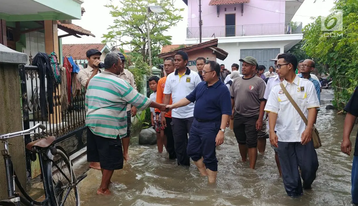Cagub Jateng nomor urut dua Sudirman Said blusukan ke lokasi banjir di Tegal, Jawa Tengah, Kamis (15/2). Hari ini merupakan jadwal kampanye pertama kalinya setelah Sudirman resmi ditetapkan sebagai cagub oleh KPU. (Liputan6.com/Fajar Eko Nugroho)