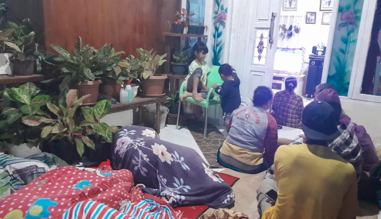 Adapun episenter gempa terletak pada koordinat 0,95° LS ; 98,36° BT, atau tepatnya berlokasi di laut pada jarak 177 Km barat laut Kepulauan Mentawai pada kedalaman 23 Km. (BAMBANG SAGURUNG/AFP)