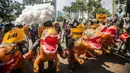 Sejumlah peserta yang tergabung dalam komunitas Fossil Free dan Climate Ranger menggelar aksi di depan Gedung BNI Sudirman, Jakarta, Selasa (5/7/2022). Mereka meminta BNI segera menghentikan pendanaan ke batu bara karena krisis iklim berdampak multidimensi mulai dari lingkungan, ekonomi, sosial, sampai kesehatan. (Liputan6.com/Faizal Fanani)