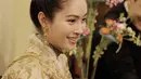 Nong Poy mengenakan perhiasan emas antik, dan permata. Ia juga mengenakan hua kuan, atau mahkota bunga yang dibuatan tangan dari emas murni.  credit: @Niyadarweddinganswer
