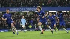 Bek Chelsea, David Luiz (tengah) berlari merayakan setelah mencetak gol kedua timnya selama pertandingan Liga Premier Inggris melawan Manchester City di Stamford Bridge di London (8/12). Chelsea menang 2-0 atas City. (AP Photo/Tim Ireland)