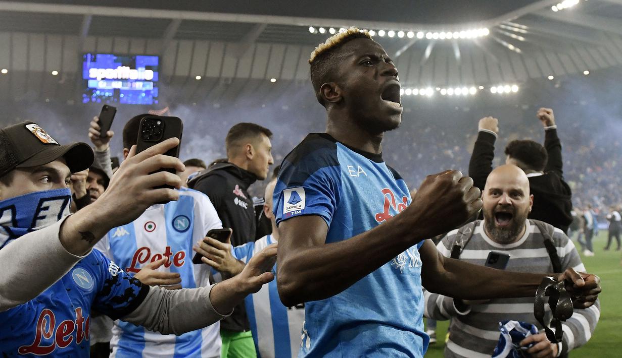 Napoli berhasil meraih juara Liga Italia 2022/2023 pada Jumat (05/05/2023) WIB setelah bermain imbang 1-1 di kandang Udinese. Il Partenopei tak terkejar di puncak klasemen dengan raihan 80 poin dari 33 laga. Ini juga menjadi pelepas dahaga 31 tahun mantan klub Diego Maradona tersebut tanpa gelar Liga Italia. Kesuksesan Luciano Spalletti tak lepas dari penampilan gemilang para pemainnya. Berikut ini 5 pemain yang dianggap jadi kunci sukses Napoli dalam memenangkan Liga Italia 2022/2023. (AFP/Andrea Staccioli)