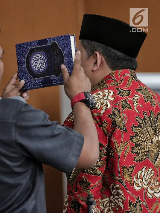 Wakil Ketua DPR Fahri Hamzah disumpah dengan Alquran saat menjadi saksi sidang lanjutan kasus penyebaran berita bohong atau hoaks dengan terdakwa Ratna Sarumpaet di PN Jakarta Selatan, Selasa (7/5/2019). Fahri menjadi saksi yang meringankan Ratna Sarumpaet. (Liputan6.com/Faizal Fanani)