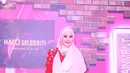 Di malam penghargaan tersebut istri dari sutradara hanung Bramantyo ini hadir mengenakan busana hijab berwarna merah terang dengan warna kerudung yang kontras. Busananya tak berlebihan namun elegan. (Nurwahyunan/Bintang.com)