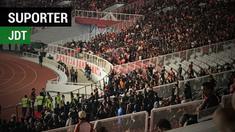 Ratusan suporter Johor Darul Ta'zim tetap bernyanyi meskipun tim kesayangannya tertinggal dari Persija Jakarta.