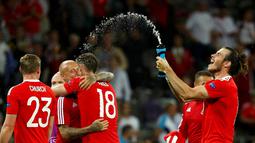 Pemain Wales, Gareth Bale, merayakan kemenangan 3-0 atas Rusia pada laga grup B Piala Eropa 2016 di Stadion Municipal, Toulouse, Selasa (21/6/2016) dini hari WIB. Wales lolos ke 16 Besar. (Reuters/Michael Dalder) 