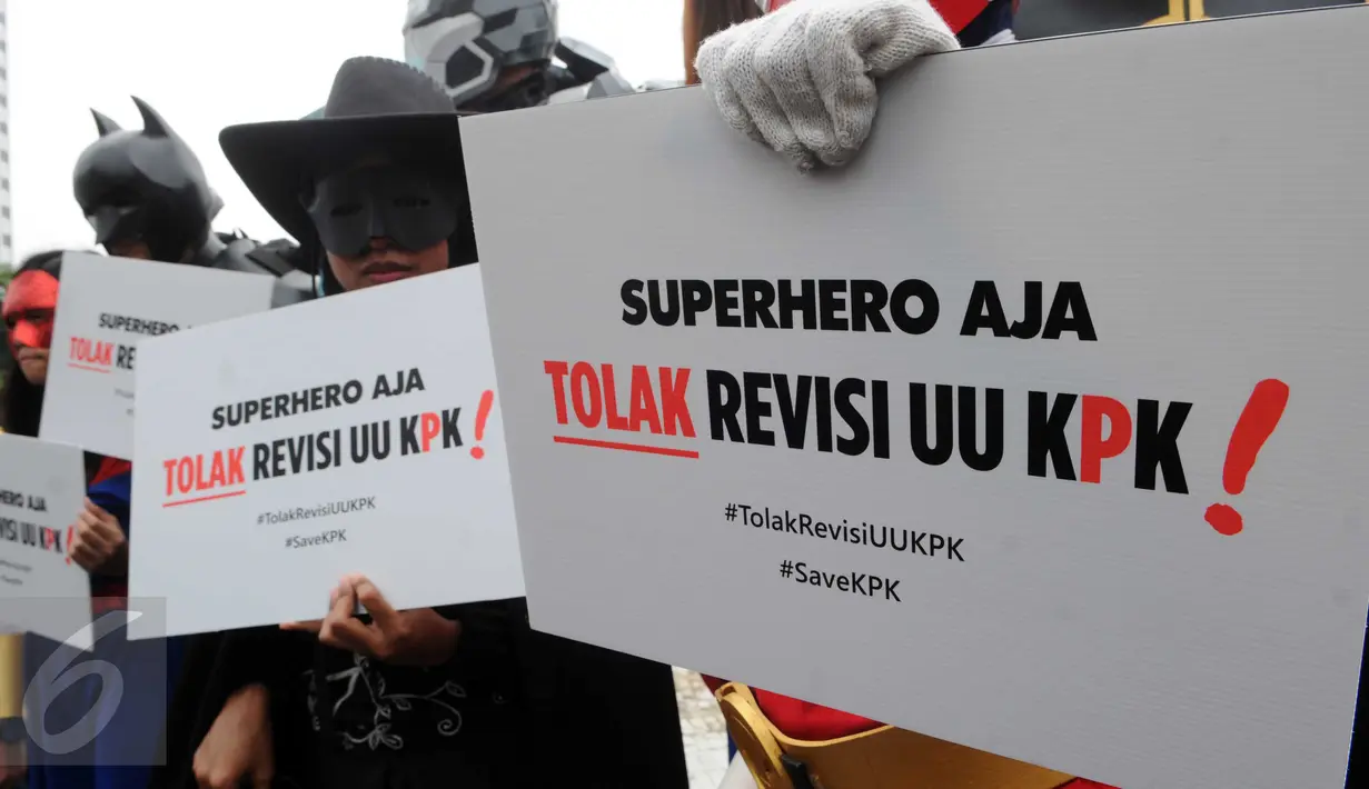 Sejumlah aktivis mengenakan kostum supehero melakukan aksi menolak revisi UU KPK,Jakarta, (21/02). Mereka mengenakan 10 kostum superhero  Yaitu kostum Superman, Spidergirl, Batman, Zorro, Ironman dan Ranger. (Liputan6.com/Helmi Afandi)