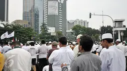 Demonstran bersiap menjalankan salat Jumat bersama di Bundaran Patung Kuda, Jakarta, Jumat (4/11). Sebagian massa demonstan gelar salat Jumat di area Bundaran Patung Kuda, Masjid Istiqlal dan Jalan Medan Merdeka. (Liputan6.com/Yoppy Renato)
