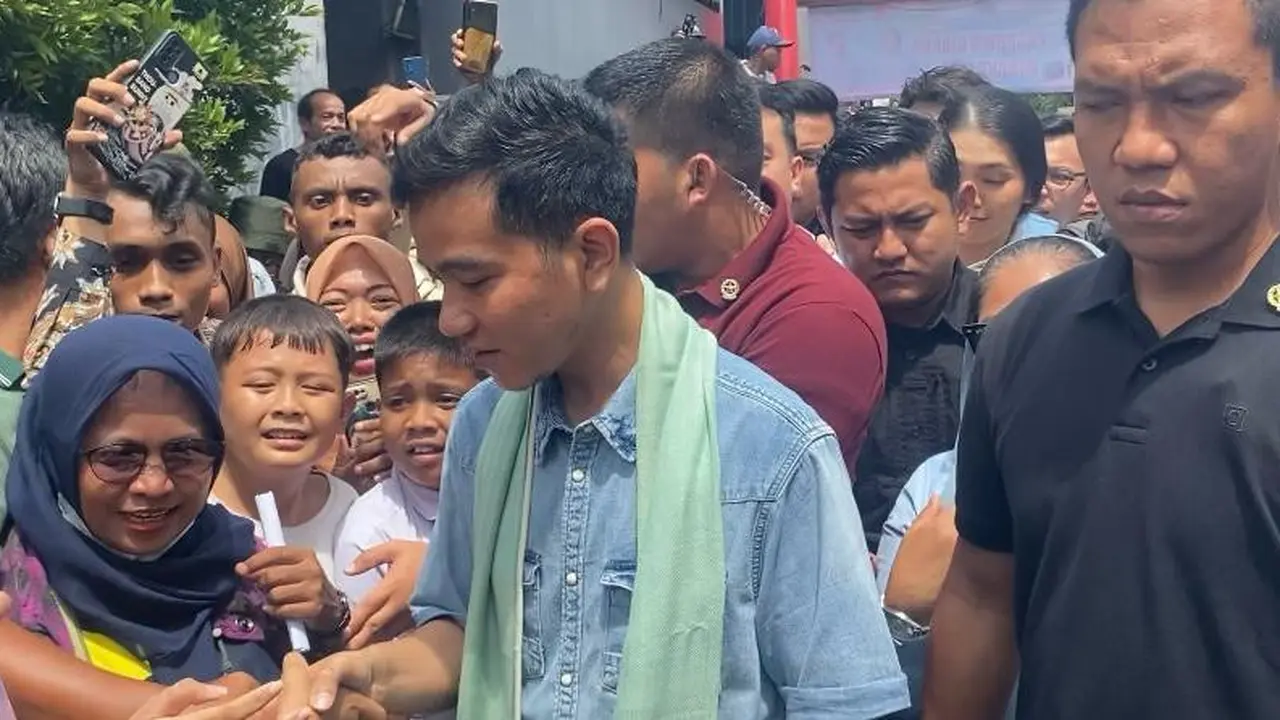 Gibran Rakabuming Raka kampanye ke Ibu Kota. Dia mengunjungi permukiman di Warakas, Jakarta Utara, Selasa (16/1/2024)