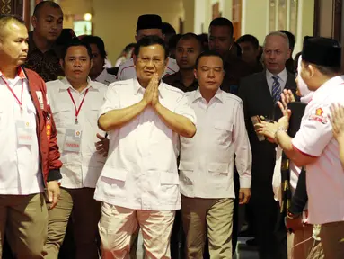 Ketum Gerindra Prabowo Subianto memberi salam sebelum Rakernas Bidang Hukum dan Advokasi di Hotel Sultan, Jakarta, Kamis (5/4). Pertemuan tertutup itu rencananya membahas strategi pencalonan Prabowo pada Pilpres 2019. (Liputan6.com/Johan Tallo)