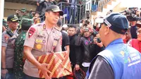 Kapolda Jabar Inspektur Jenderal Rudy Sufahriadi memberikan bantuan logistik kepada korban banjir Kabupaten Bandung. (Bid Humas Polda Jabar)