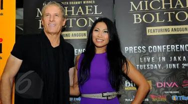 Michael Bolton dan Anggun C Sasmi saat jumpa pers di kawasan Thamrin, Jakarta, Senin (1/6/2015). Michael Bolton akan berduet dengan Anggun pada konser yang akan berlangsung di Kota Kasablanka, Jakarta pada Selasa (2/6). (Liputan6.com/Faisal R Syam)