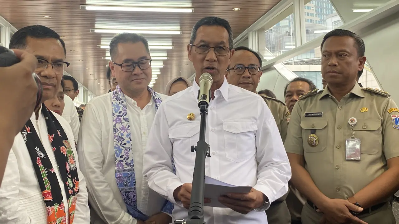 PJ Gubernur Jakarta Heru Budi Hartono meresmikan Jalur Penyeberangan Orang (JPO) di Tanjung Barat, Jakarta Selatan, Senin (14/10/2024).