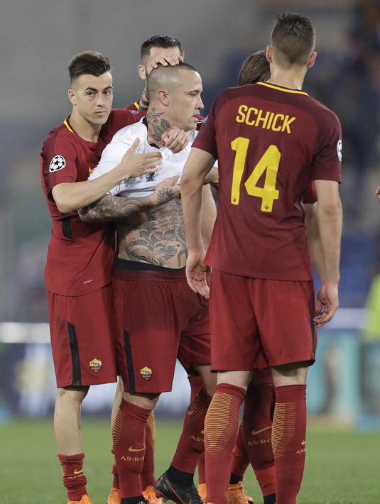 Radja Nainggolan (tengah) dan rekan-rekannya usai laga semifinal Liga Champions di Olympic Stadium,(2/4/2018). Nainggolan gagal membawa Roma ke final setelah kalah agregat dari Liverpool 6-7. (AP/Andrew Medichini)