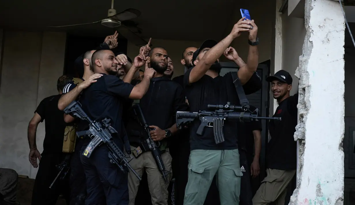Sejak perang meletus pada 7 Oktober antara Israel dan kelompok Hamas di Jalur Gaza, pasukan Israel telah menangkap lebih dari 2.000 orang di Tepi Barat dan Yerusalem timur, menurut kelompok advokasi Klub Tahanan Palestina. (AP Photo/Majdi Mohammed)