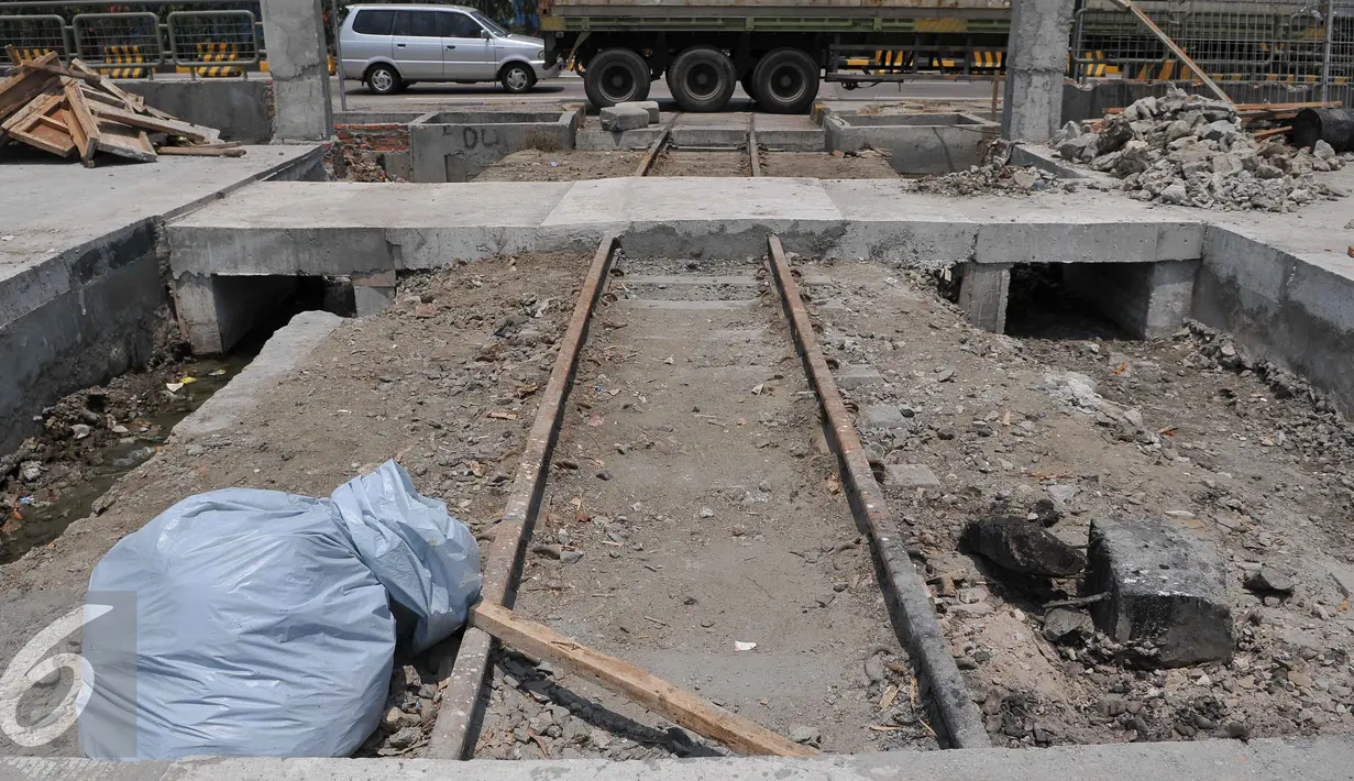 Kondisi rel kereta utama pelabuhan menuju bongkar muat tertutup beton di Pelabuhan Tanjung Priok, Jakarta, Jumat (11/9/2015). Penutupan jalur kereta membuat tidak efisiensi waktu bongkar pasang serta menambah kemacetan. (Liputan6.com/Gempur M Surya)