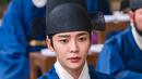 Ketika ditanya tentang bagian tersulit saat memerankan karakter Shim Jung Woo, Rowoon berkata, “Ada bagian di mana perkataan Shim Jung Woo dari Joseon mungkin terasa sedikit berbeda dari [sentimen] saat ini. Saya mencoba mengekspresikan bagian itu tanpa membuatnya tampak penuh kebencian.” (Foto: Instagram/ KBS2)