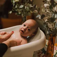 Bayi sedang dimandikan di bak.&nbsp;Credits: pexels.com/rdne.