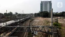 Hal tersebut ditandai dengan kegiatan groundbreaking yang dihadiri Menteri Perhubungan Budi Karya Sumadi, Penjabat (Pj) Gubernur DKI Jakarta Heru Budi Hartono, dan Dirut PT KAI Didiek Hartantyo di Depo Stasiun Tanah Abang. (Liputan6.com/Johan Tallo)