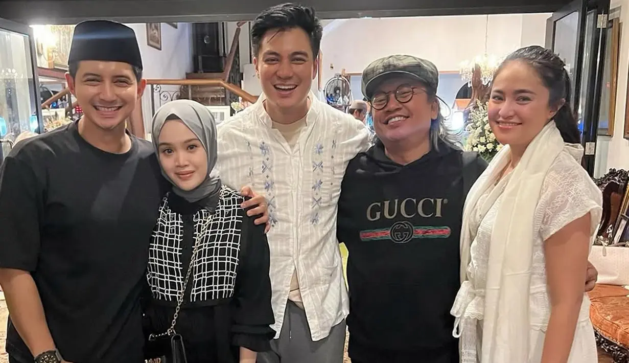 Acara pengajian diisi dengan pembacaan tahlil. Baim turut mengundang keluarga, kerabat, serta sahabatnya. Selain Chand Kelvin, hadir pula penulis Moammar Emka dan Marshanda. Malam itu, Marshanda datang mengenakan pakaian serba putih, menunjukkan rasa hormat dan dukanya kepada keluarga yang ditinggalkan. (Liputan6.com/IG/@chand_kelvin)