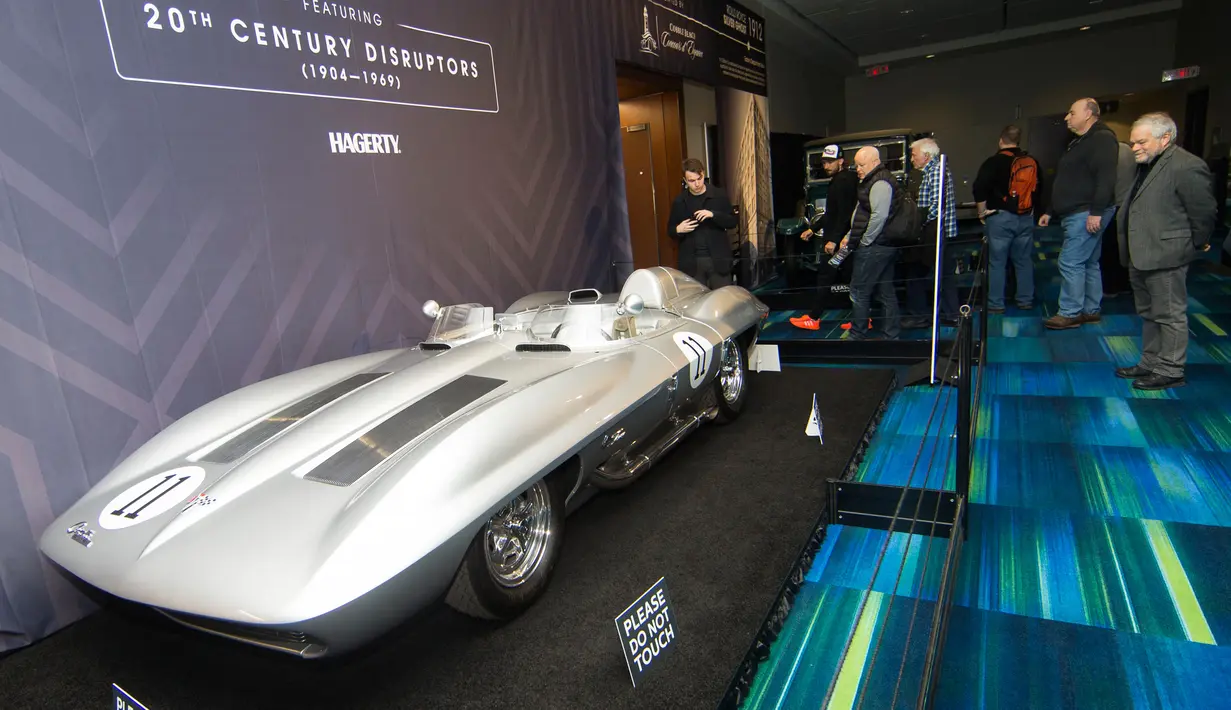 Pengunjung mengamati Chevrolet Corvette Stingray Concept keluaran tahun 1959 dalam pameran Cobble Beach Classics Canadian International Auto Show (CIAS) 2020 di Toronto, Kanada, Kamis (20/2/2020). Pameran yang berlangsung pada 14-23 Februari 2020 ini menampilkan 15 mobil klasik. (Xinhua/Zou Zheng)