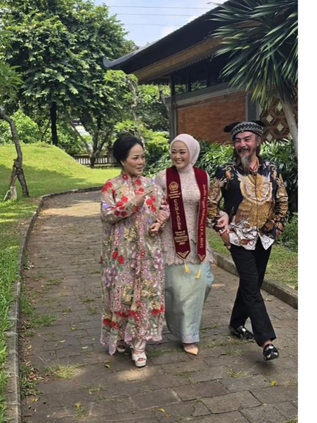 6 Potret Cecillia Gina Putri Limbad Lulus S2 MARS, Wisuda Dihadiri Keluarga