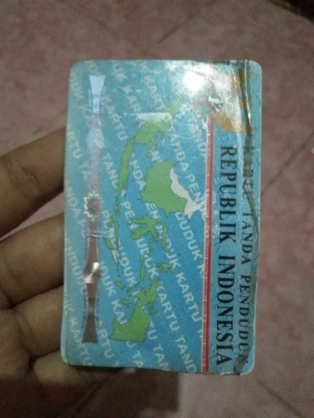 Penampakan E-KTP yang bikin prihatin. (Sumber: Twitter/selalujae)