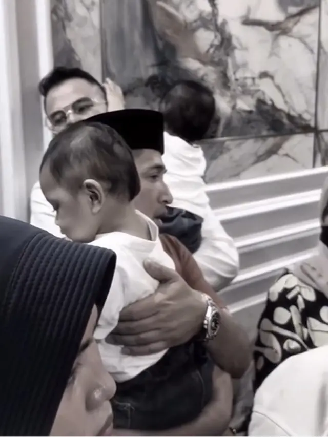 6 Momen Haru Raffi Ahmad dan Irfan Hakim Gendong Bayi Kembar Mpok Alpa di Rumah Duka