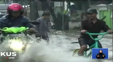 Hujan deras membuat Perumahan Duta Kranji, Kota Bekasi, Jawa Barat, tergenang banjir.