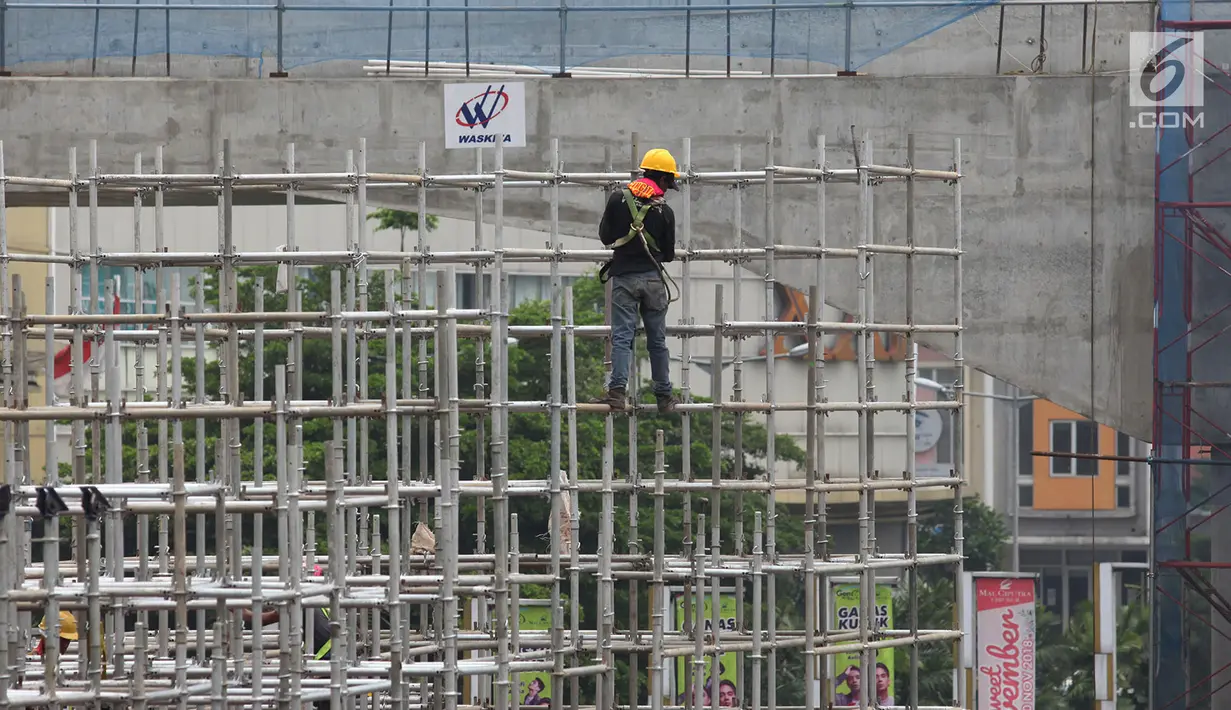 Pekerja memasang tiang penyangga untuk proyek pembangunan jalan tol Cimanggis-Cibitung (Cimaci) di Jalan Alternatif Cibubur, Jatikarya, Jatisampurna, Kota Bekasi, Jumat (23/11). Jalan tol ini diharapkan rampung selesai pada 2019. (Merdeka.com/Imam Buhori)