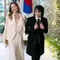 Aktris AS Angelina Jolie dan putranya Maddox tiba untuk Makan Malam Kenegaraan untuk menghormati Presiden Korea Selatan Yoon Suk Yeol, di Gedung Putih di Washington, DC, pada 26 April 2023. (Dok: Stefani Reynolds/AFP)