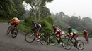 Para pebalap saat melewati Kelok 39 di Etape 8 Tour de Singkarak 2015 Pasaman Barat-Lawang Park, Kabupaten Agam, Sabtu (10/10/2015). (Bola.com/Arief Bagus)