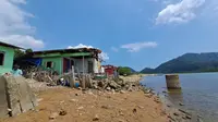 Kondisi rumah warga di Sungai Pisang, Kecamatan Bungus Teluk Kabung, Kota Padang yang terdampak abrasi. Sumur yang dahulunya berada di bagian dalam rumah kini sudah terendam air laut. (Liputan6.com/ Novia Harlina)