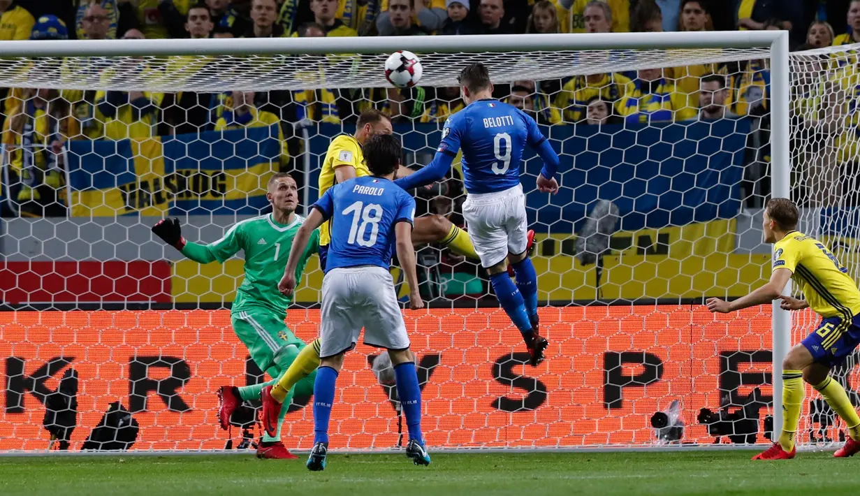 Pemain Italia Andrea Belotti menyundul bola saat melawan Swedia dalam laga Kualifikasi Piala Dunia 2018 di Stadion Friends Arena, Solna (10/11). Pada pertandingan leg pertama ini timnas Italia kalah 0-1 dari Swedia. (AP Photo/Frank Augstein)