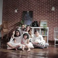 Giring eks Nidji dan Cynthia beri anak penjelasan internet positif.